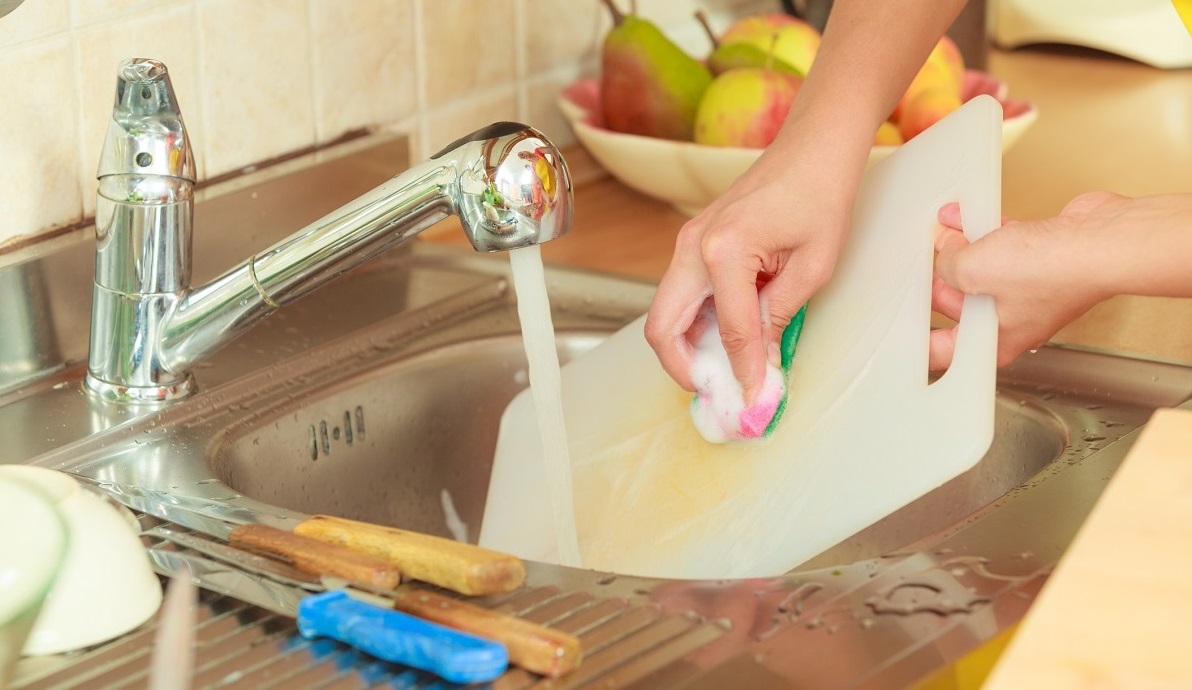 dreamstime_cross contamination cutting board wash clean