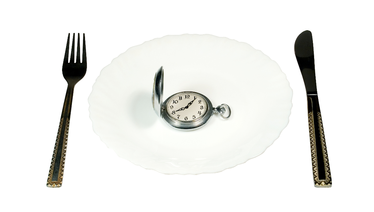 dinner plate with watch time